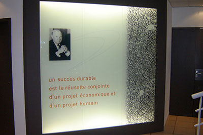vignette Cloison lumineuse en verre: NGE Guintoli / Siège Social France