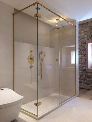 vignette Cabine de douche en angle avec accessoires en laiton doré