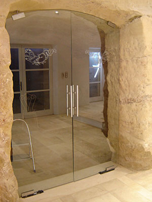 vignette Double porte en verre transparente sur pivot avec décor gravé